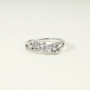 Anillo de compromiso con diamantes de laboratorio para mujer, con un diseño de racimo único, diamantes creados en laboratorio E VS, elegante joyería nupcial. - Product Image 1