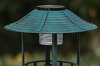 Estación de Baño para Pájaros Solar Cuatro en Uno con Comedero LED, Jardinera, Base de Piedra, Resina Resistente a la Intemperie para Decoración de Jardín