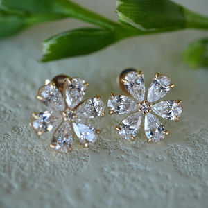 Pendientes de Flor con Diamantes de Laboratorio Premium Hechos a Mano - Base de Plata de Ley S925 Hipoalergénica Brillante - Product Image 3