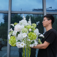Boule de fleurs artificielles blanches et vertes de 50 cm pour la décoration de tables d'hôtel et d'autels de mariage - Vente en gros DKB Factory