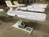 Table de massage électrique moderne à hauteur réglable avec structure métallique pour spa, salon et clinique