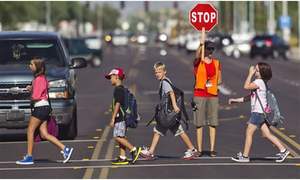 علامة التوقف البطيئة الأكثر مبيعًا ، لافتة وقوف السيارات المحمولة على الوجهين ، لافتة عاكسة بطيئة للشوارع بمقبض من الخيزران ، الألومنيوم - Product Image 5