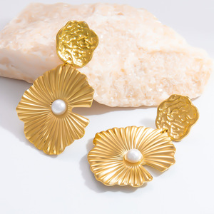 ต่างหูรูปทรงดอกไม้ประดับมุก ชุบทอง 18K ประดับขอบแบบ Bezel Setting เครื่องประดับสำหรับงานปาร์ตี้ รุ่น EH11480 - Product Image 2