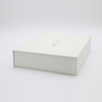 Boîte cadeau rigide magnétique en carton de haute qualité, personnalisable, finition brillante/mate, emballage de luxe pour vêtements, chaussettes, avec gaufrage en fourrure