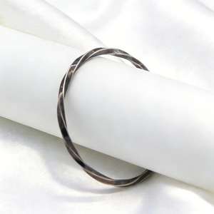 Yunnique, pulsera abierta de acero de titanio de 3 mm, estilo japonés y coreano, con línea cuadrada retorcida, joyería de moda unisex - Product Image 1