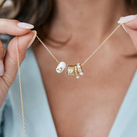 Breloques en laiton plaqué or pour bijoux fantaisie, lettres initiales personnalisables, style classique, émail blanc, vente chaude, vente en gros