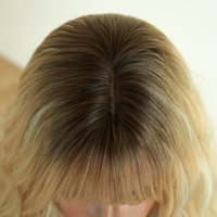Peluca de Cabello Sintético de 16 Pulgadas, Ombre con Raíz Oscura a Rubio Miel, Corte Bob Medio Ondulado con Flequillo Recto, Fibra Resistente al Calor, Aspecto Natural