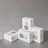 Caja de papel personalizada al por mayor con ventanas para varias marcas de jabón embalaje revestimiento UV y grabado en relieve Precio de fabricante