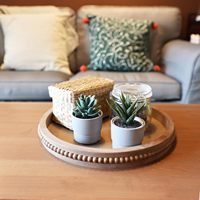Plateau de service rond en bois avec perles, plateau décoratif rustique en bois pour table basse, centre de table, ottoman, plateaux circulaires style ferme