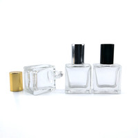 Flacon compte-gouttes plat transparent en verre de 10 ml et 20 ml pour parfum et attar, avec bille métallique et capuchon en aluminium, idéal pour les huiles essentielles et les sérums de soin.