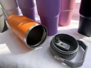 Vaso Térmico Clásico de Acero Inoxidable de 30 oz para Camping con Tapa Giratoria, Pajita Abatible, Asa y Accesorios - Product Image 4