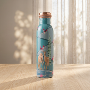 Botella de Cobre Personalizada con Diseño de Ciervo en el Bosque, Acabado Esmaltado, Ecológica, con Patrón Botánico Natural - Product Image 1