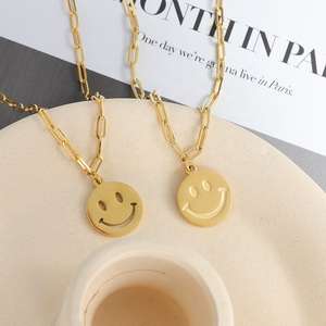 Venta al por mayor 18K chapado en oro de acero inoxidable libre impermeable joyería sonrisa encanto feliz sonrisa cara colgante collar de cadena para las mujeres - Product Image 4