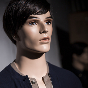 英俊的男性模特显示全身现实美丽化妆假人