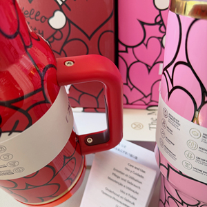 Venta al por mayor de fábrica: Taza Kitty Stan de acero inoxidable de alta calidad de 40 oz, réplica 1:1 original, con asa, ideal para camping y regalo. - Product Image 6