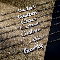 Collar con colgante de placa de acero inoxidable con letra de nombre personalizado para mujeres y hombres