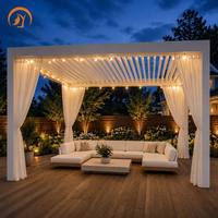 Pergola moderne en alliage d'aluminium blanc avec finition thermolaquée, fonctionnement électrique, structure extérieure autoportante