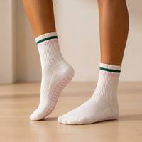 Chaussettes de Pilates personnalisées pour femmes, antidérapantes avec semelle en silicone, en coton doux côtelé, pour le yoga, la barre et la danse, idéales pour les studios et les marques.