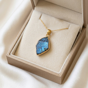 Collier Pendentif en Labradorite Bleue Naturelle Effet Feu, Coupe Fantaisie, Sertissage Bezel, Plaqué Argent/Or/Or Rose, Design Minimaliste, Idéal pour un Cadeau - Product Image 4
