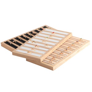 Présentoir à bagues pliable en bambou naturel avec inserts multi-matériaux en cuir blanc, noir, beige, vert et velours pour boucles d'oreilles - Product Image 2
