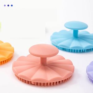 Brosse de nettoyage et de massage en silicone manuelle pour bébé avec shampoing – Ensemble de salle de bain - Product Image 5