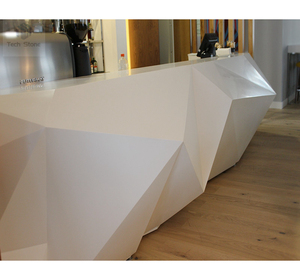 Mostrador de Barra Elegante de Superficie Sólida con Curva Larga, Contemporáneo y Ecológico para Uso en Cafeterías Escolares, Hoteles y Hospitales - Product Image 3