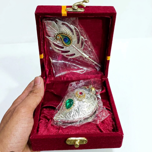 Ensemble de Pooja décoratif de luxe en argent plaqué, avec Radha Krishna Charan Paduka et boîte cadeau Mor Pankh, pour la décoration spirituelle de la maison et du temple - Product Image 1
