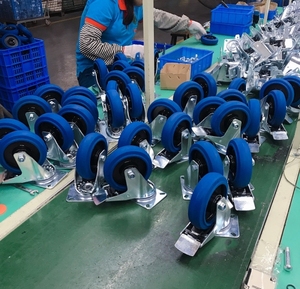 Roue de roulette bleue de style européen 100mm 125mm en caoutchouc naturel pur hautement élastique avec matériau en acier fabriqué en Chine - Product Image 4