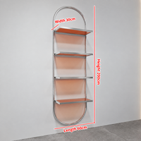 Porte-vêtements mural moderne en chrome personnalisé avec étagères pour boutique de vente au détail