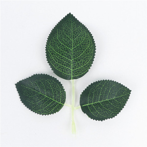 Feuilles de rose artificielles Tainen, trois feuilles, sérigraphiées vertes, pour décoration extérieure et accessoires de maison, moins de 30 cm, fleur de base - Product Image 1