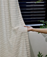 Rideau à imprimé abstrait artistique noir et blanc texturé, design unique pour la décoration intérieure contemporaine