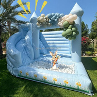 Toboggan aquatique gonflable commercial en PVC blanc, bleu pastel, pour l'été, avec piscine intégrée