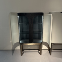 Armoire à vin à porte en verre moderne haut de gamme Affichage lumineux LED Stockage en bois massif pour le salon de la maison Style contemporain de luxe
