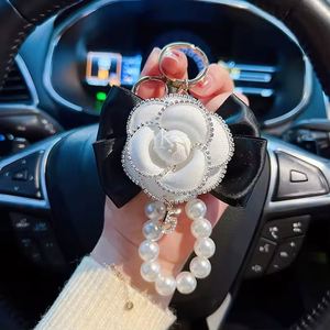 Breloque de sac en PU style coréen avec fleur de camélia et perles, accessoires porte-clés de voiture, pendentif de téléphone pour femme, décoration, cadeau de vacances - Product Image 5