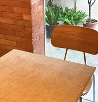 Conçues pour les restaurants minimalistes et de style industriel, tables basses personnalisables, chaises et tables de salle à manger couleur noyer