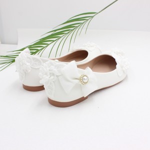 Scarpe da sposa bianche con perle e cavigliera di perline, scarpe basse bianche da sposa e damigella d'onore per donna - Product Image 3