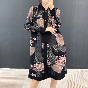 Abito da Donna Plissettato alla Moda con Stampa e Bottoni, Lunghezza al Ginocchio, Tessuto ad Alta Densità - Product Image 3