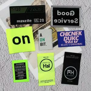 Étiquettes tissées personnalisées découpées au laser, étiquettes OEM pour vêtements, t-shirts, logo de marque personnalisé - Product Image 1