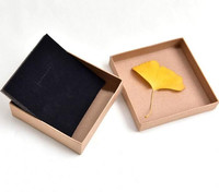 Boîte d'emballage carrée rigide écologique et recyclable avec logo personnalisé, revêtement UV, marquage à chaud, négociation du prix