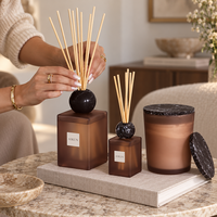 Diffuseur de parfum et ensemble de bougies parfumées AIKUN en verre brun givré avec bâtonnets en rotin et couvercle en pierre pour la décoration de la maison