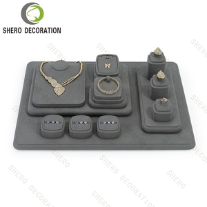 Expositor de Joyería de Alta Gama en Microfibra Negra con Detalles Metálicos Dorados, Expositor Personalizado para Collares y Anillos con Diamantes - Product Image 1