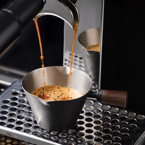 Taza medidora de acero inoxidable de 100 ml con escala, para espresso, con boquilla en V y mango de madera, accesorios metálicos para espresso y latte - Product Image 2