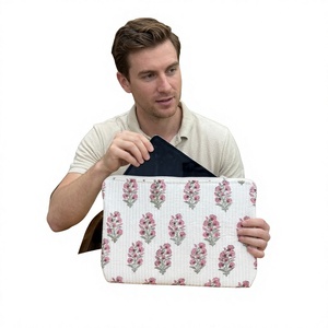 Hermosa funda acolchada de algodón para portátil, hecha a mano, con diseño floral, funda protectora con cremallera, elegante accesorio de tela. - Product Image 1