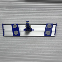 Cadre de balai à poussière en aluminium - 360 °   Articulation pivotante et clips en plastique bleu, idéaux pour le nettoyage des sols dans les hôtels, hôpitaux, centres commerciaux et aéroports