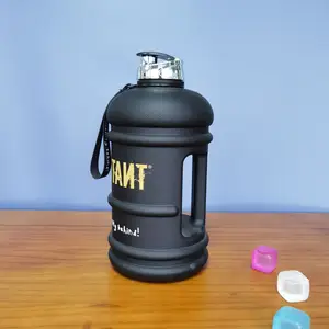 Garrafa de água de plástico reutilizável, garrafa de água 2l com logotipo personalizado, direta de fábrica real, 2 litros, sem bpa, atacado