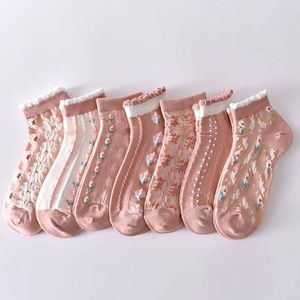 Vente en gros de nouvelles chaussettes pour dames roses brodées de <span class=keywords><strong>mini</strong></span> fleurs en trois dimensions chaussettes pour jolies filles chaussettes bon marché - Product Image 4