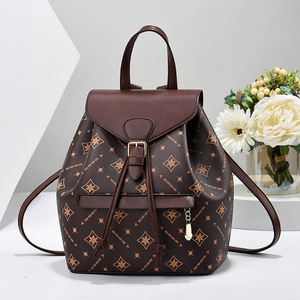 Sac à dos en cuir avec motif lettres, boucle décorative rouge, sangle amovible fermée, capacité moyenne, utilisation quotidienne en toutes saisons - Product Image 5