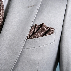 <span class=keywords><strong>Traje</strong></span> de <span class=keywords><strong>Hombre</strong></span> de 2 Piezas Gris Claro de Alta Calidad, Diseño Personalizado de Fábrica OEM ODM, Doble Botonadura con Botones Laterales Metálicos para Bodas, Fiestas y Cenas - Product Image 3