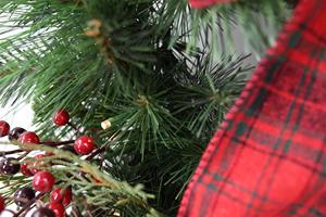 Good Selling Customized Eco-Friendly <b>Pinecone</b> Red Fruit Decorative Christmas Artificial Wreath - Product Image 3