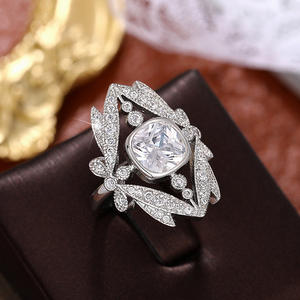 Anello di Diamanti Q906 in Oro Bianco, Taglio Brillante Naturale Rotondo, Colore D, Gioiello di Fidanzamento per Donne - Product Image 6